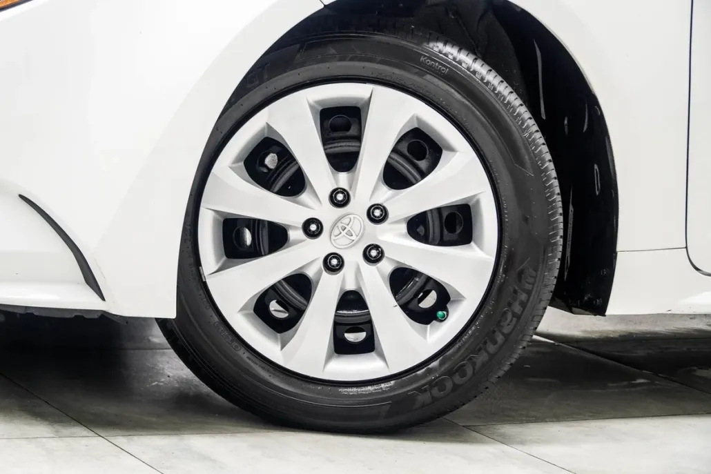 2022 Toyota Corolla LE photo 1