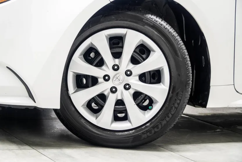 2022 Toyota Corolla LE photo 1