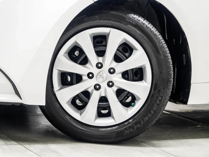 2022 Toyota Corolla LE photo 1