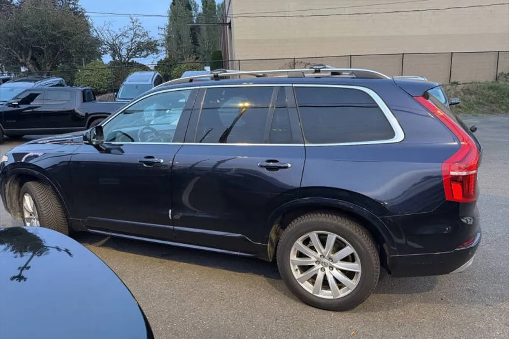 2017 Volvo XC90 T6 Momentum photo 1