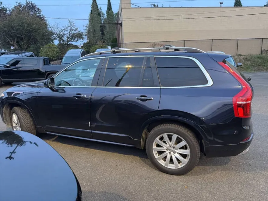 2017 Volvo XC90 T6 Momentum photo 1