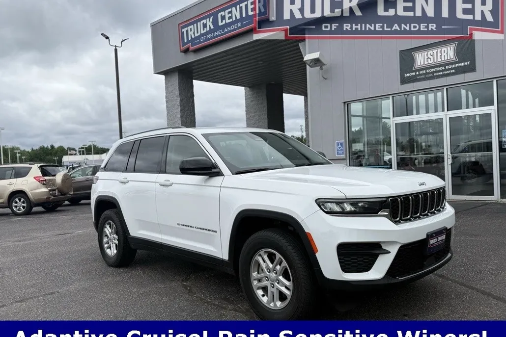 2023 Jeep Grand Cherokee Laredo photo 1
