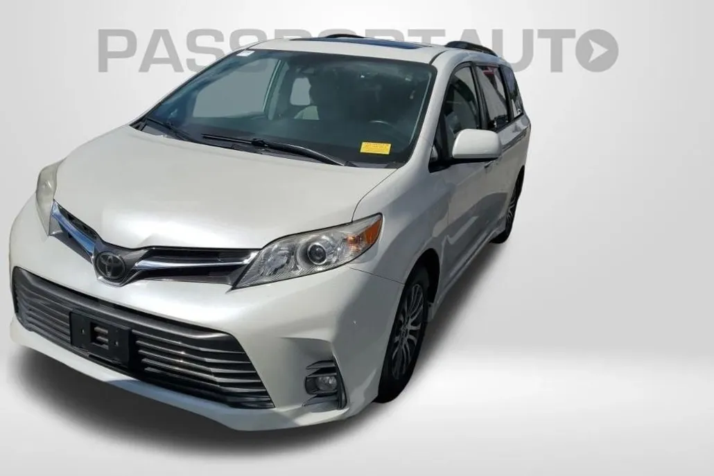 2019 Toyota Sienna XLE photo 1