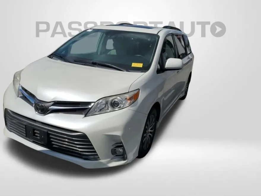 2019 Toyota Sienna XLE photo 1
