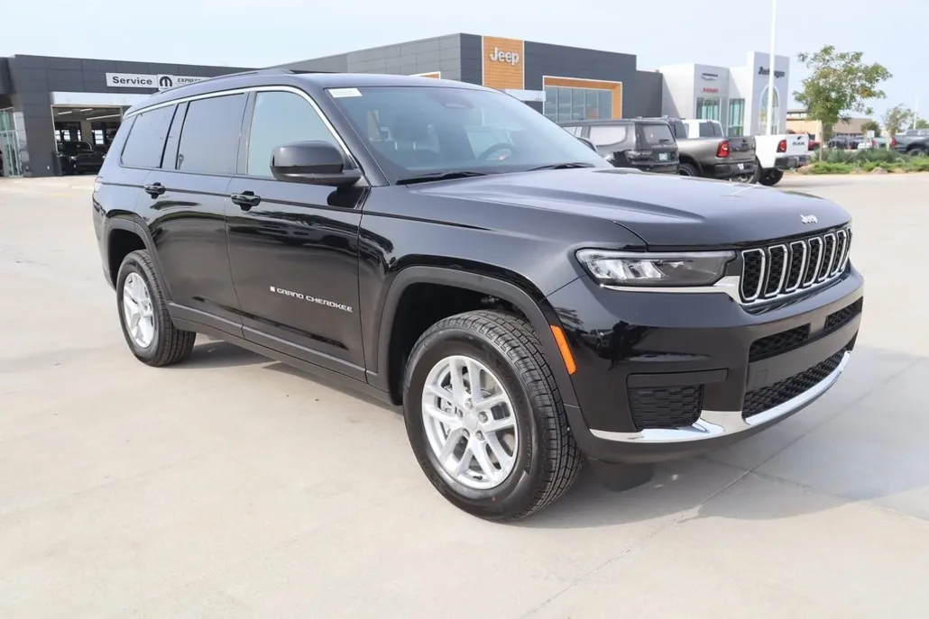 2025 Jeep Grand Cherokee Laredo photo 1