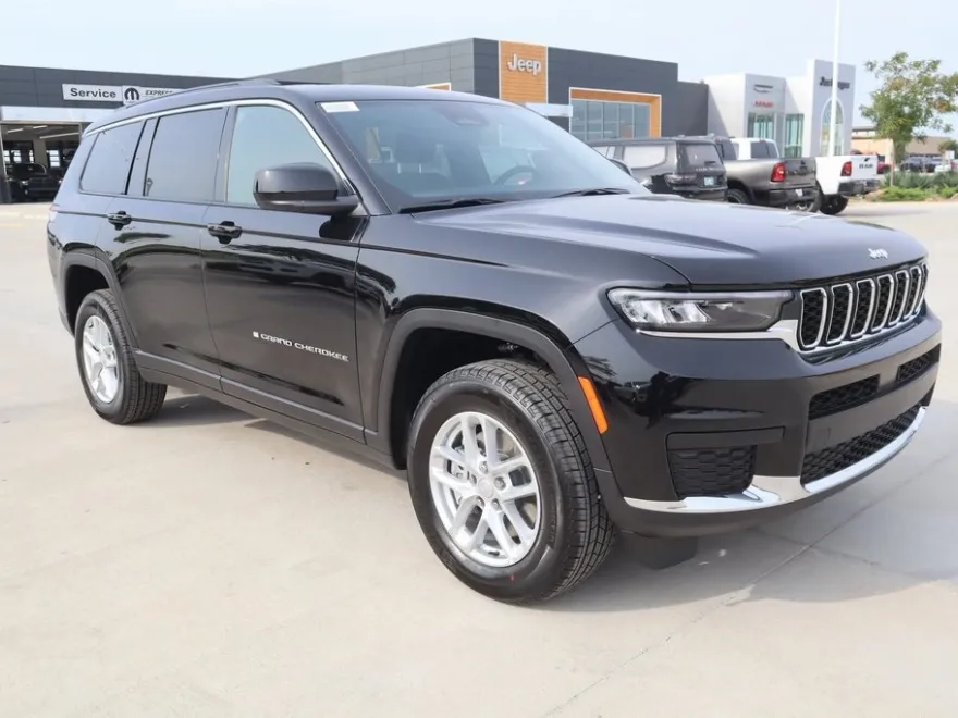 2025 Jeep Grand Cherokee Laredo photo 1