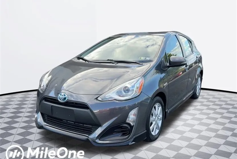 2017 Toyota Prius C Three photo 1