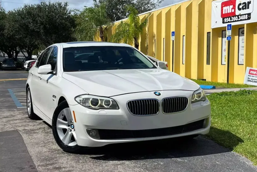 2012 Bmw 528xi 5-Series photo 1