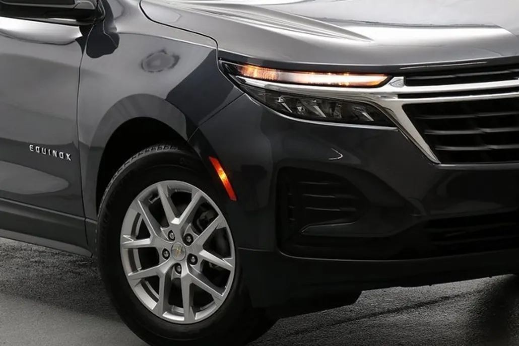 2022 Chevrolet Equinox LS photo 1