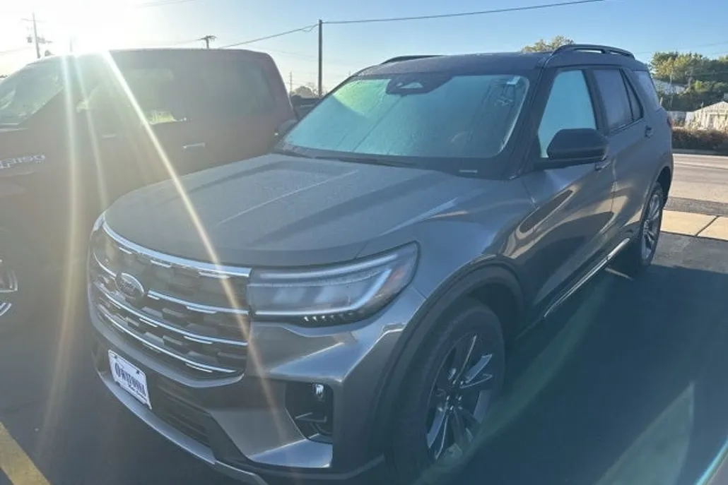 2025 Ford Explorer photo 1