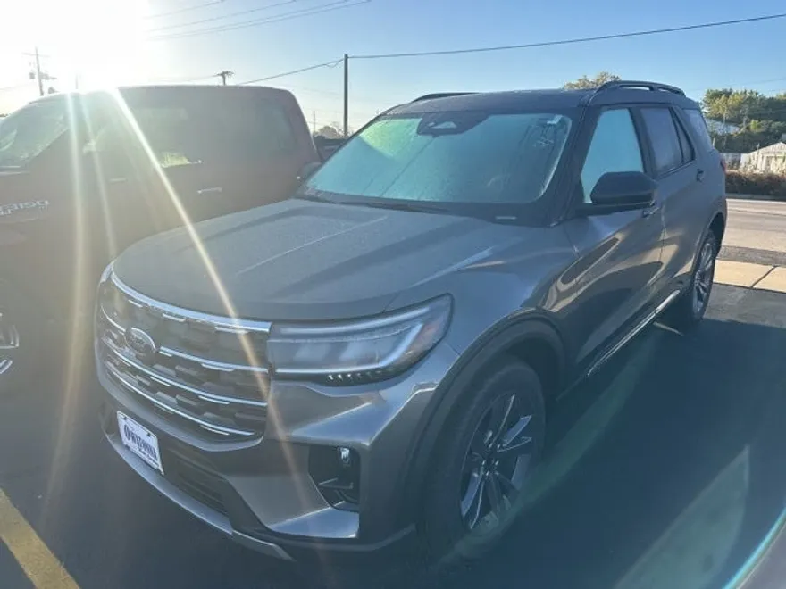 2025 Ford Explorer photo 1