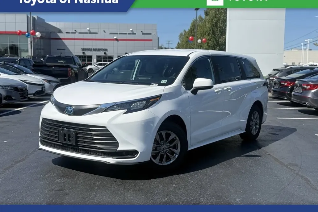 2025 Toyota Sienna LE photo 1