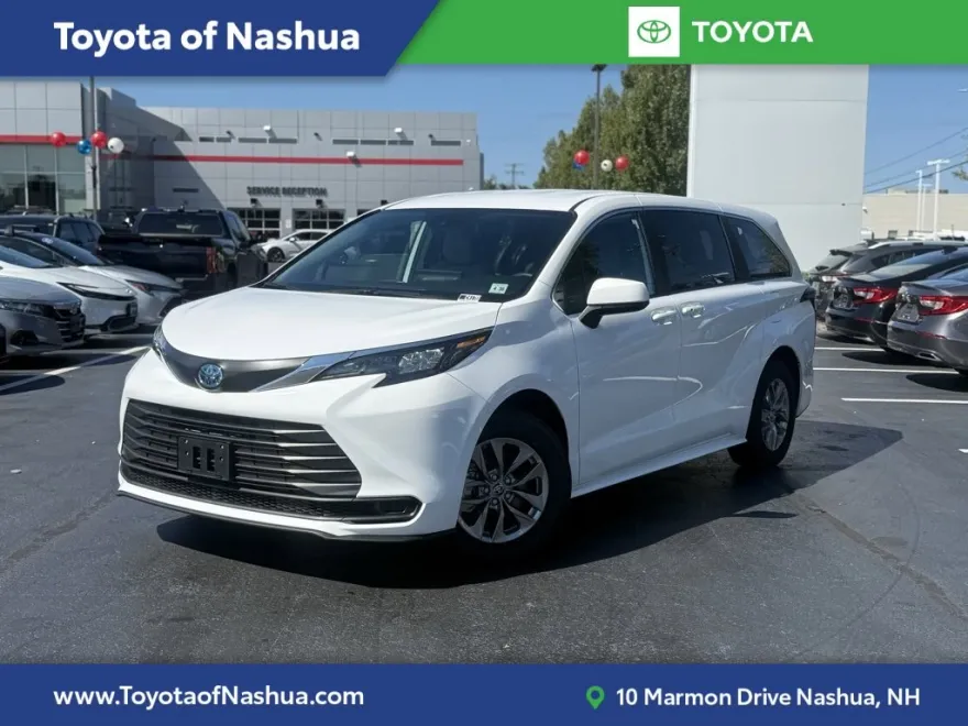 2025 Toyota Sienna LE photo 1