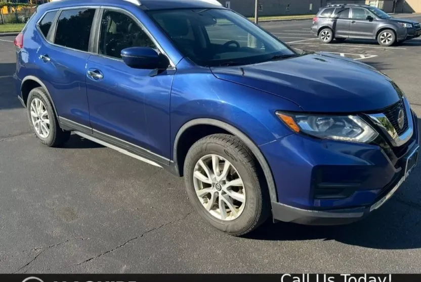 2018 Nissan Rogue SV photo 1