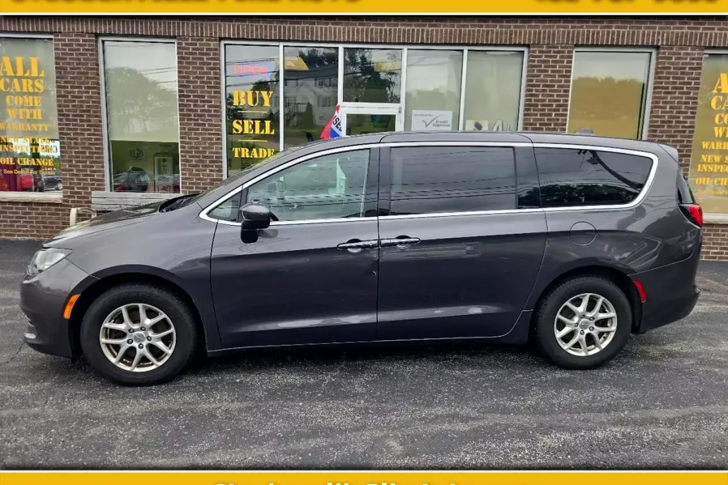 2020 Chrysler Voyager LX photo 1