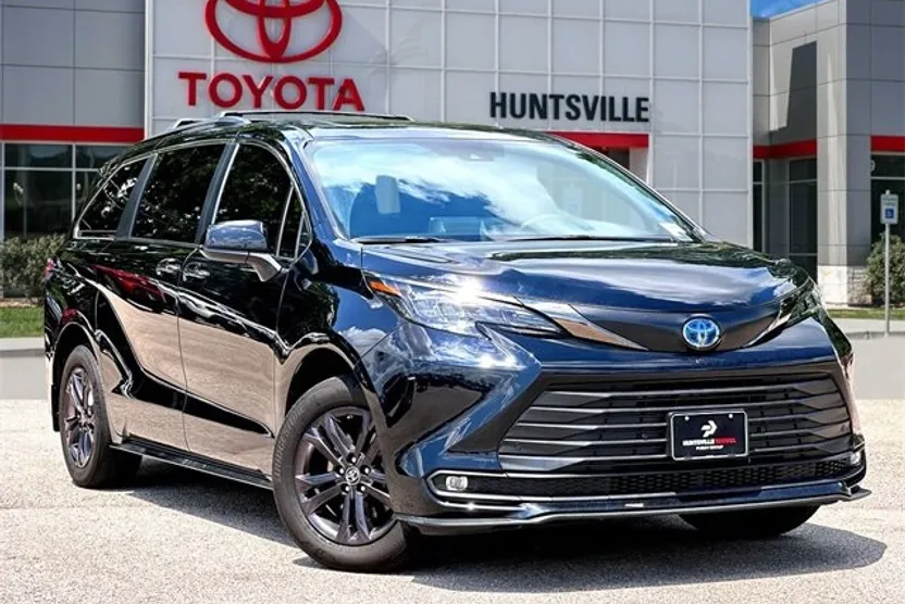 2024 Toyota Sienna Woodland Edition photo 1