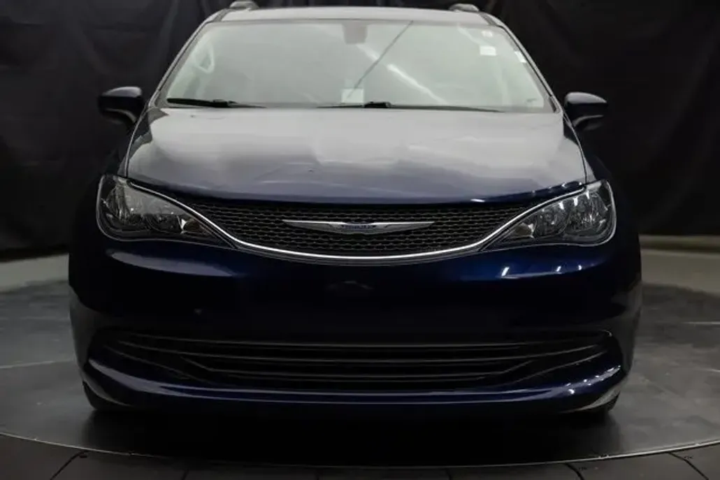 2020 Chrysler Voyager LXi photo 1