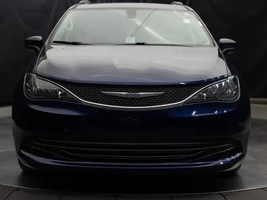 2020 Chrysler Voyager LXi photo 1