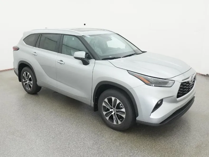 2025 Toyota Highlander XLE photo 1