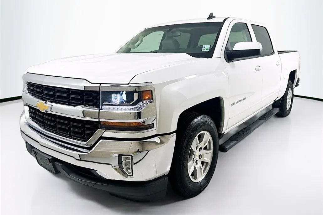 2017 Chevrolet Silverado LT photo 1