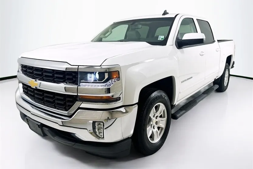 2017 Chevrolet Silverado LT photo 1
