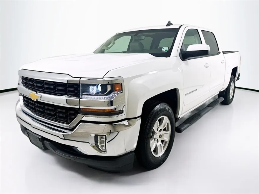 2017 Chevrolet Silverado LT photo 1