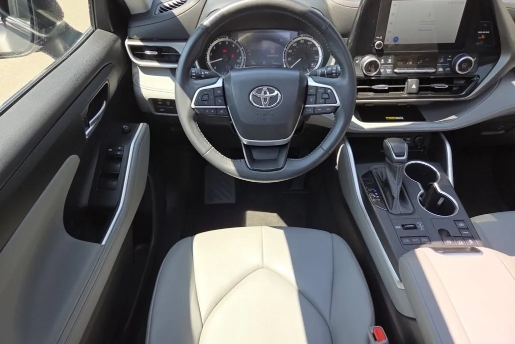 2023 Toyota Highlander L photo 1