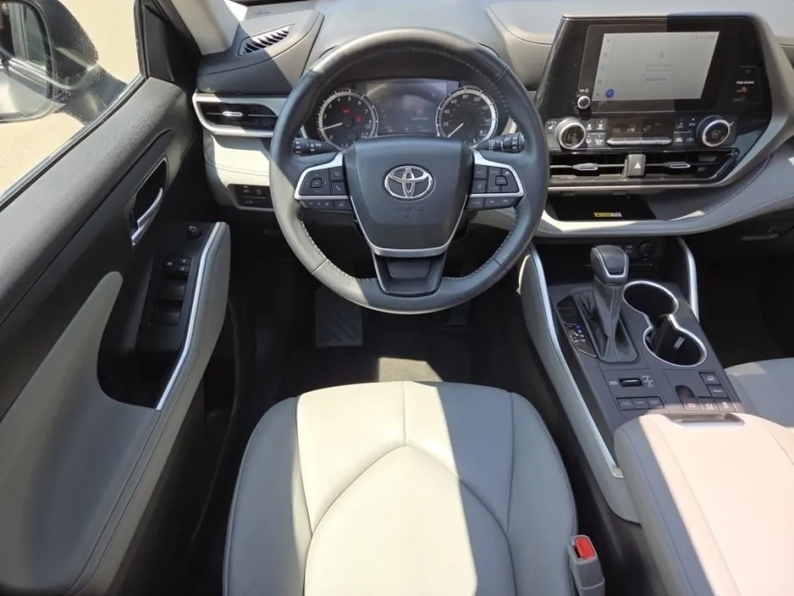 2023 Toyota Highlander L photo 1