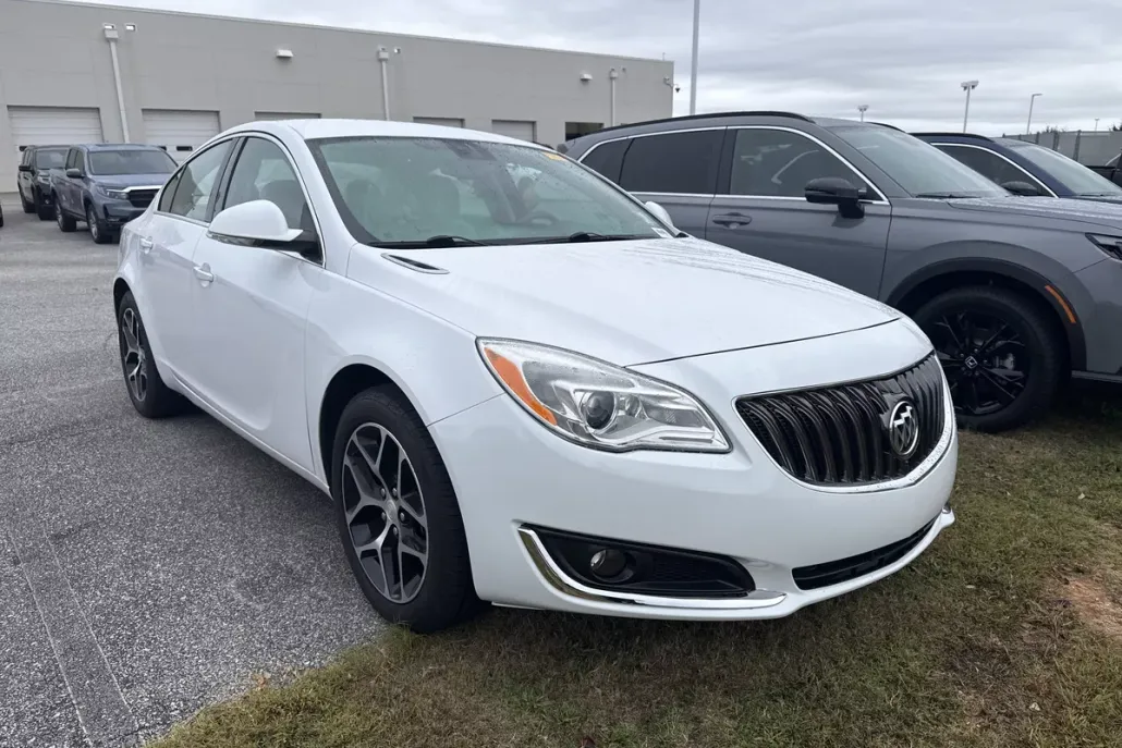 2017 Buick Regal Sport Touring photo 1