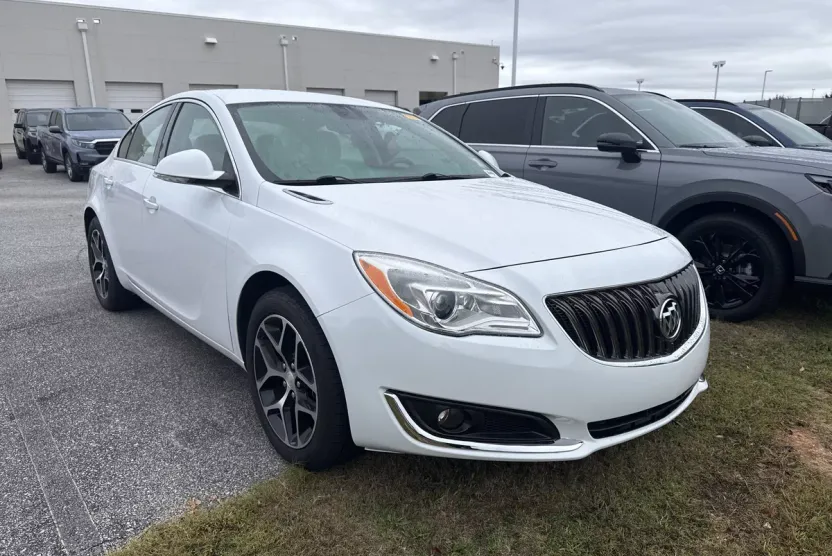 2017 Buick Regal Sport Touring photo 1