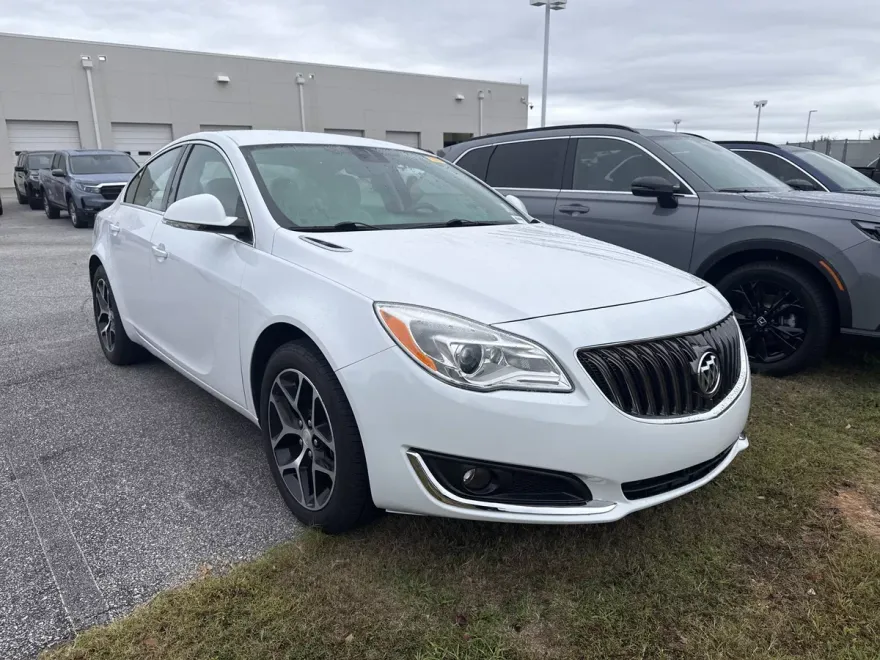 2017 Buick Regal Sport Touring photo 1