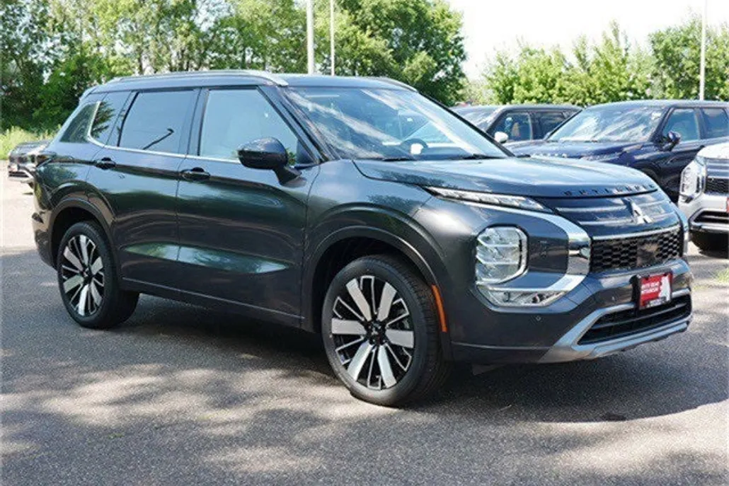 2025 Mitsubishi Outlander SEL photo 1