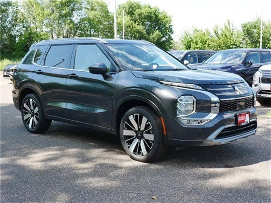 2025 Mitsubishi Outlander SEL photo 1