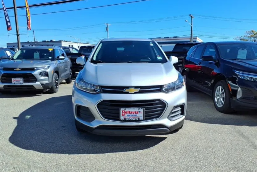2022 Chevrolet Trax LS photo 1