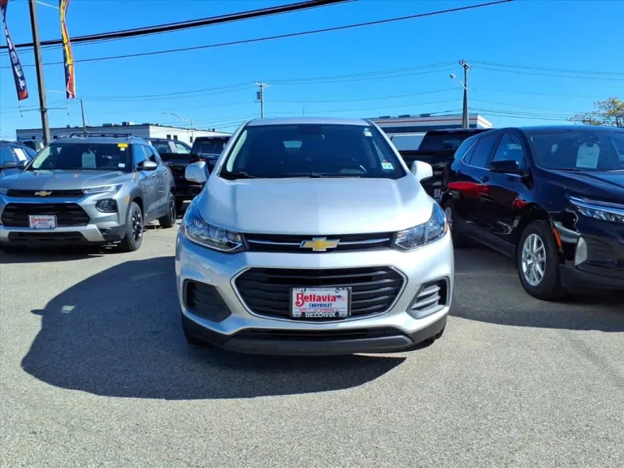 2022 Chevrolet Trax LS photo 1