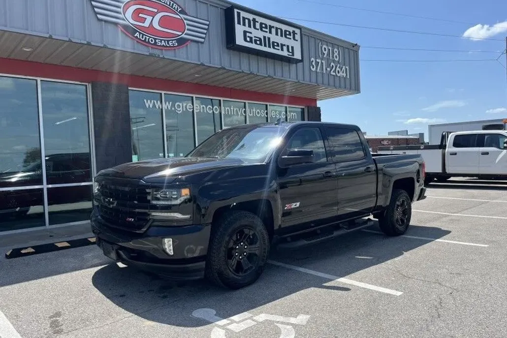 2017 Chevrolet Silverado photo 1