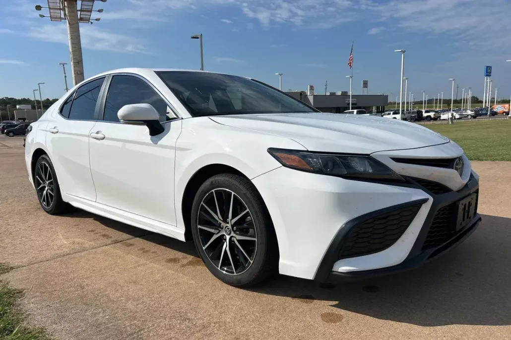 2022 Toyota Camry SE photo 1