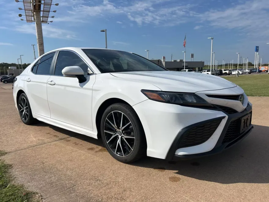 2022 Toyota Camry SE photo 1