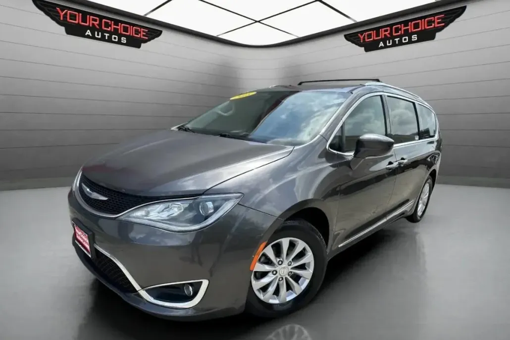 2018 Chrysler Pacifica Touring L photo 1