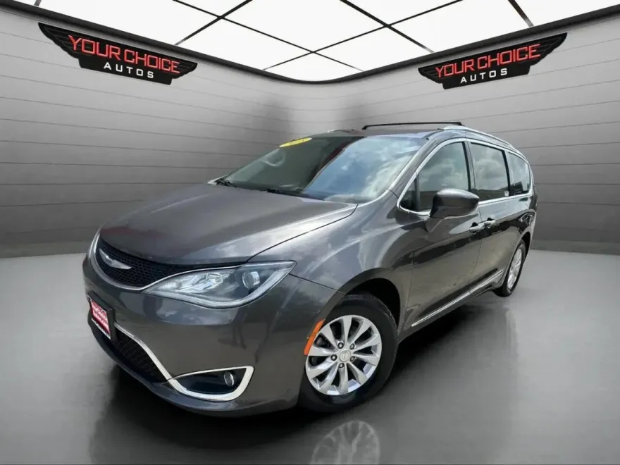 2018 Chrysler Pacifica Touring L photo 1