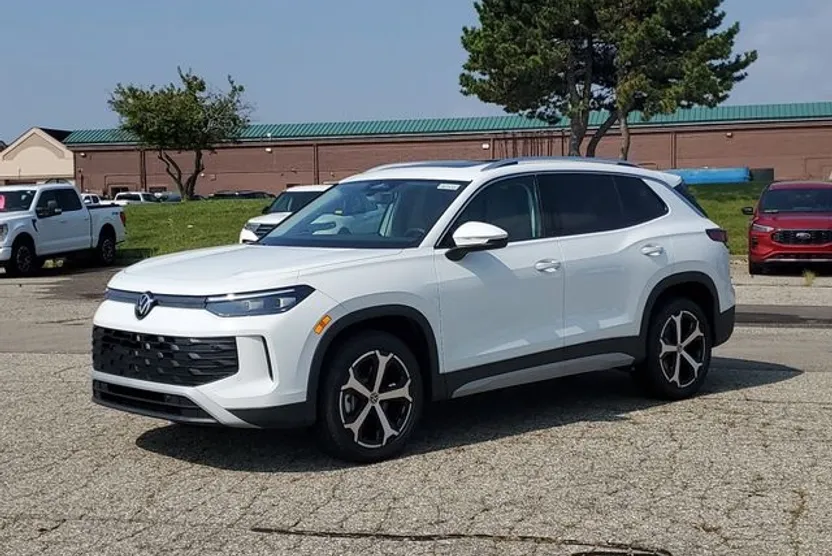 2025 Volkswagen Tiguan SE photo 1