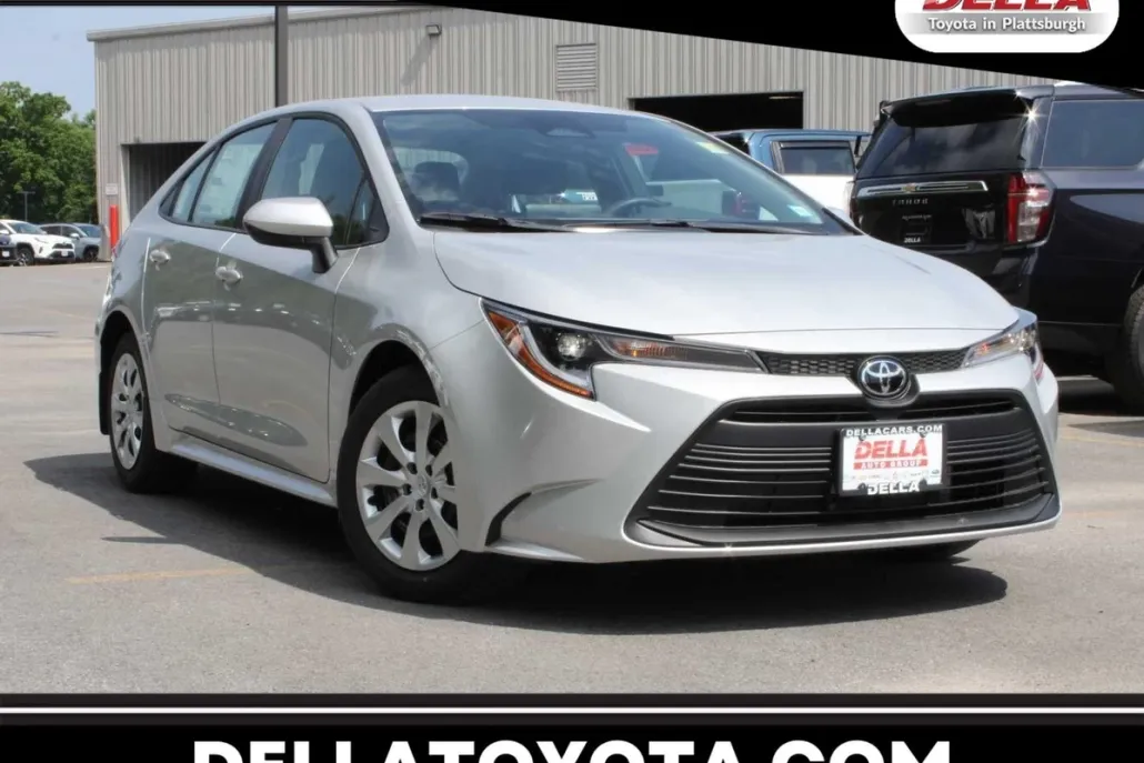 2025 Toyota Corolla LE photo 1