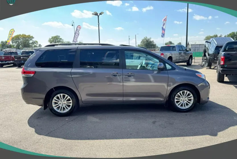 2011 Toyota Sienna XLE photo 1