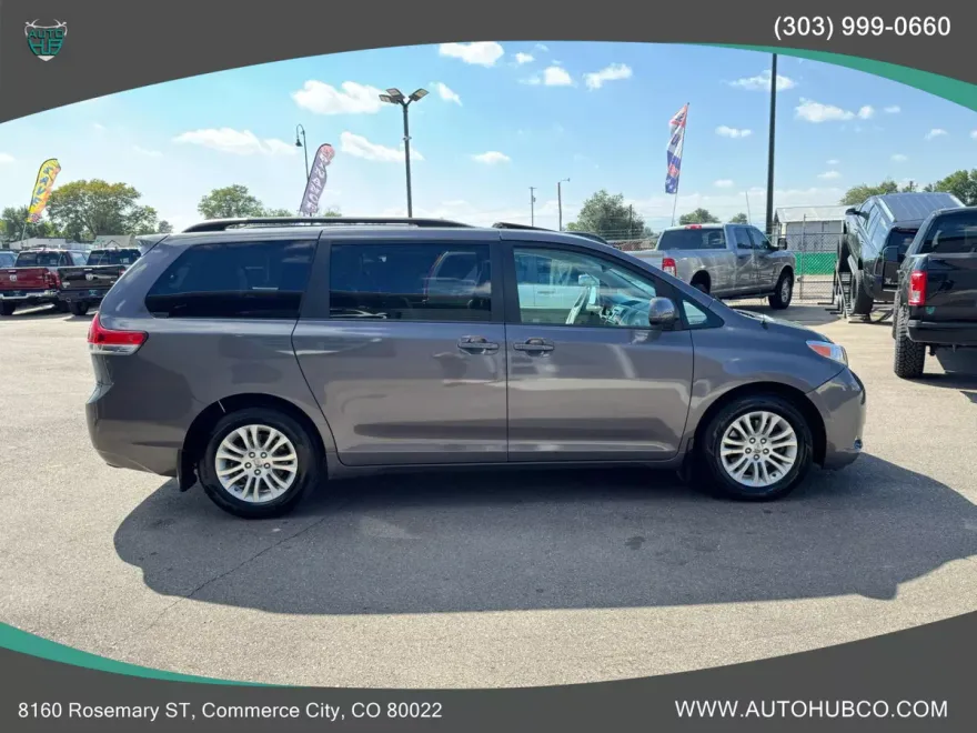 2011 Toyota Sienna XLE photo 1