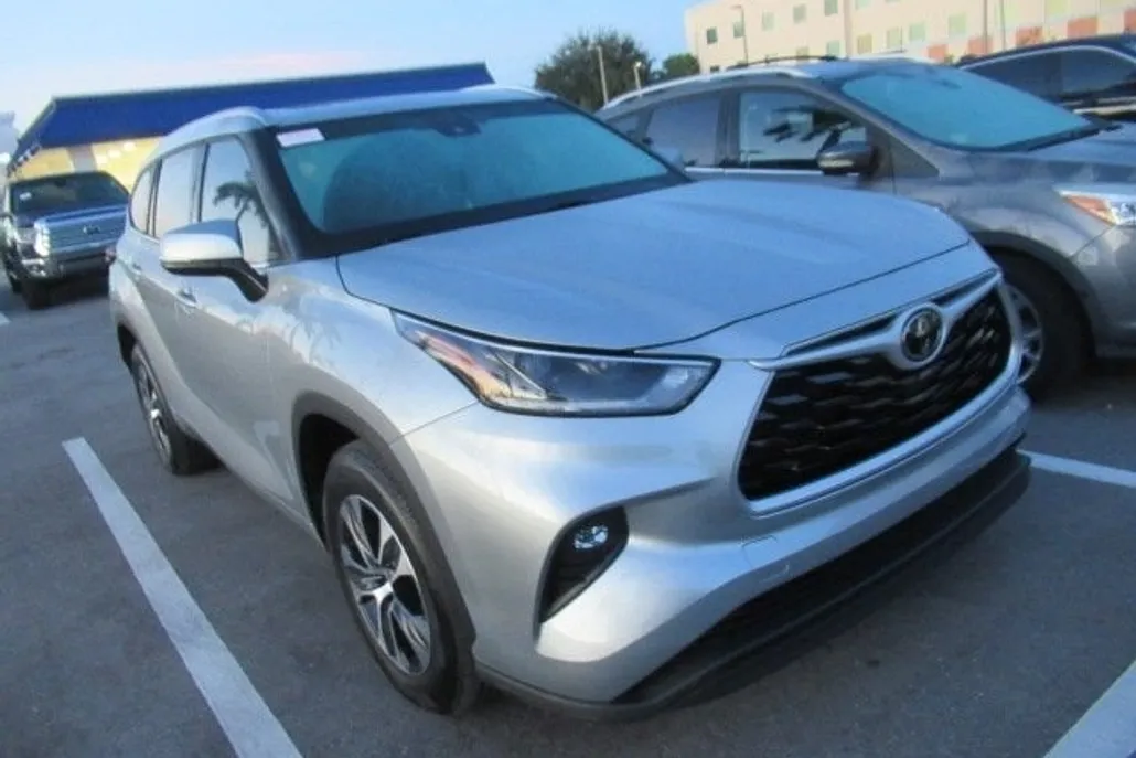2021 Toyota Highlander XLE photo 1