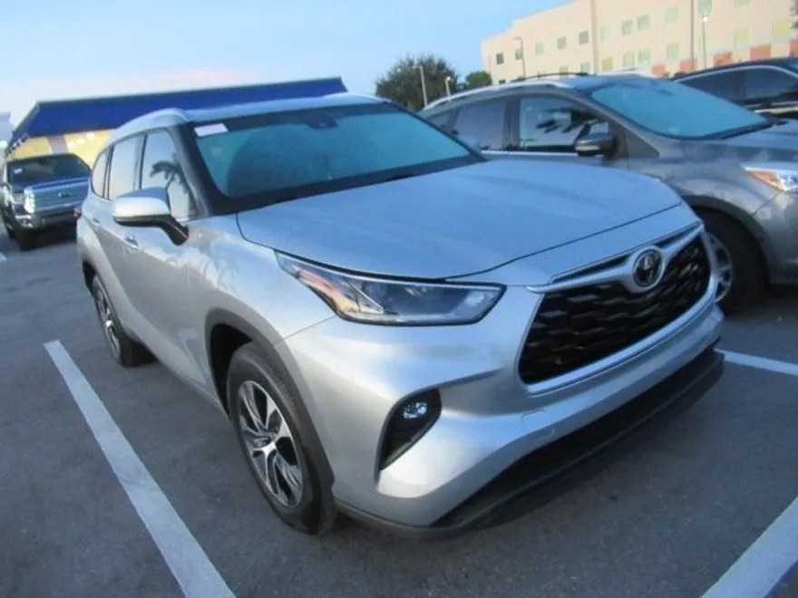 2021 Toyota Highlander XLE photo 1