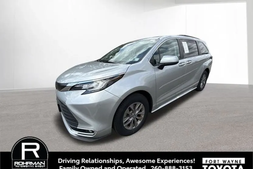 2023 Toyota Sienna XLE photo 1