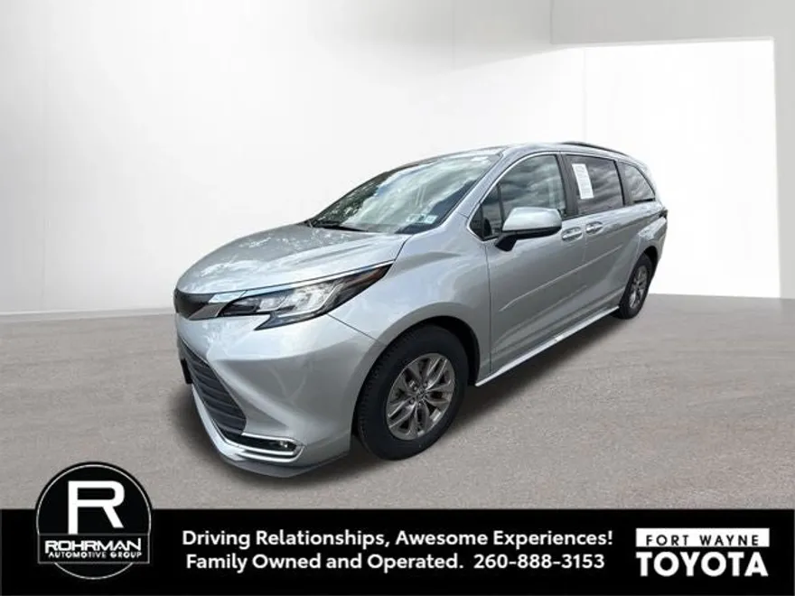 2023 Toyota Sienna XLE photo 1