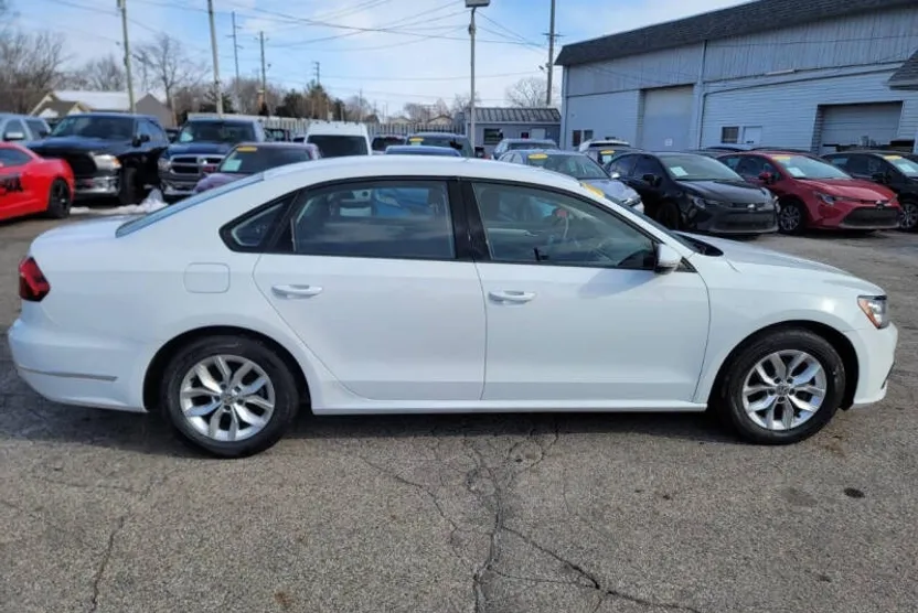2018 Volkswagen Passat 2.0T S photo 1