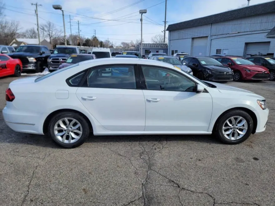 2018 Volkswagen Passat 2.0T S photo 1